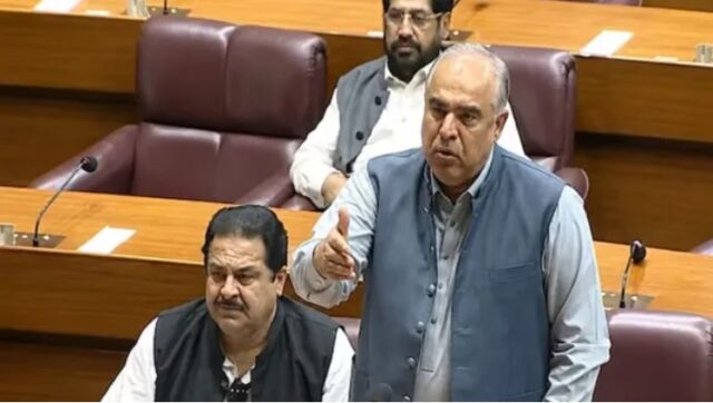 'उड़ान रद्द हुई तो होटल से हमें भगा दिया', पाक सांसद असद कैसर का दावा- 'भारतीय और अमेरिकी नागरिकों को मिली एंट्री' 'उड़ान रद्द हुई तो होटल से हमें भगा दिया', पाक सांसद असद कैसर का दावा- 'भारतीय और अमेरिकी नागरिकों को मिली एंट्री'