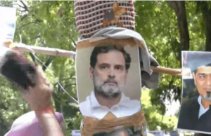 सज्जन कुमार को ‘हीरो’ बताए जाने पर भड़का सिख समाज, राहुल गांधी के आवास के बाहर प्रदर्शन सज्जन कुमार को ‘हीरो’ बताए जाने पर भड़का सिख समाज, राहुल गांधी के आवास के बाहर प्रदर्शन