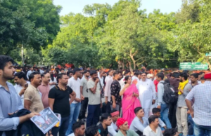 जंतर-मंतर पर आरक्षण और SC/ST एक्ट के खिलाफ प्रदर्शन, प्रदर्शनकारियों ने उठाईं कई मांगें जंतर-मंतर पर आरक्षण और SC/ST एक्ट के खिलाफ प्रदर्शन, प्रदर्शनकारियों ने उठाईं कई मांगें