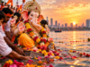 गणेश विसर्जन 2026: कब और कैसे करें, शुभ मुहूर्त और सही पूजा विधि, जानें जरूरी नियम Ganesh Visarjan 2026 भगवान गणेश की प्रतिमा का विसर्जन करते श्रद्धालु