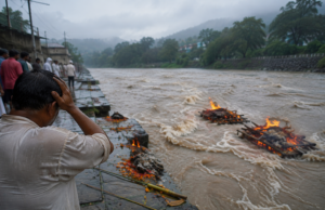 उत्तराखंड में गौला नदी का रौद्र रूप, अंतिम संस्कार के दौरान बह गईं दो चिताएं; परिजनों में मचा हाहाकार उत्तराखंड में गौला नदी का रौद्र रूप, अंतिम संस्कार के दौरान बह गईं दो चिताएं; परिजनों में मचा हाहाकार