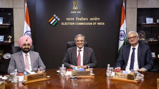SIR Controversy: Election Commission ने 8 पॉइंट में दिया जवाब SIR विवाद पर सफाई देते चुनाव आयोग की तस्वीर