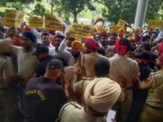 मोहाली GMADA ऑफिस में AAP कार्यकर्ताओं का हंगामा, ED रेड के विरोध में प्रदर्शन; पथराव में शीशे टूटे AAP workers protest outside GMADA office in Mohali against ongoing ED raid