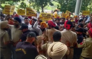मोहाली GMADA ऑफिस में AAP कार्यकर्ताओं का हंगामा, ED रेड के विरोध में प्रदर्शन; पथराव में शीशे टूटे AAP workers protest outside GMADA office in Mohali against ongoing ED raid