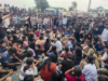 पंजाब: LPU में कथित रेप की खबर पर भड़के छात्र, देर रात यूनिवर्सिटी में तोड़फोड़ LPU Phagwara में कथित रेप की खबर के बाद छात्रों का विरोध प्रदर्शन