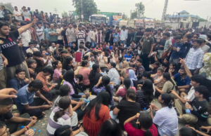 पंजाब: LPU में कथित रेप की खबर पर भड़के छात्र, देर रात यूनिवर्सिटी में तोड़फोड़ LPU Phagwara में कथित रेप की खबर के बाद छात्रों का विरोध प्रदर्शन