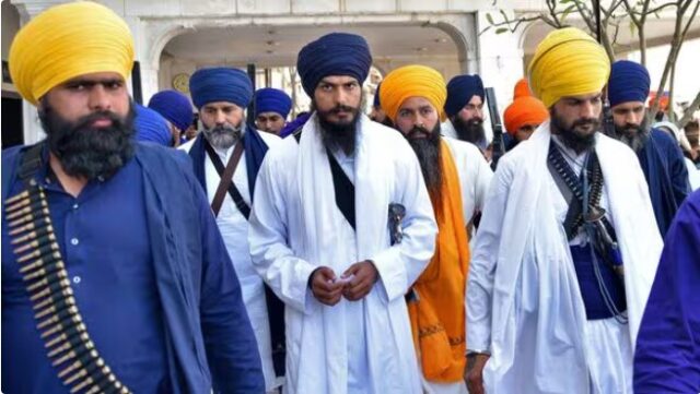 अमृतपाल सिंह की वारिस पंजाब दे और सुखबीर सिंह बादल के नेतृत्व वाले अकाली दल के बीच 2027 चुनाव से पहले बढ़ती राजनीतिक प्रतिस्पर्धा अमृतपाल सिंह की वारिस पंजाब दे और सुखबीर सिंह बादल के नेतृत्व वाले अकाली दल के बीच 2027 चुनाव से पहले बढ़ती राजनीतिक प्रतिस्पर्धा