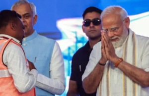 PM Modi Mumbai Visit: पीएम मोदी के कार्यक्रम से पहले 2 संदिग्ध गिरफ्तार, PMO की फर्जी ID और बंदूक बरामद पीएम मोदी के मुंबई कार्यक्रम से पहले फर्जी PMO ID और बंदूक के साथ दो संदिग्ध गिरफ्तार