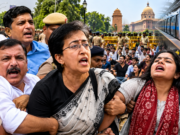 Jantar Mantar Protest: आतिशी, संजय सिंह और नेहा बोरा समेत बड़ी संख्या में प्रदर्शनकारी हिरासत में Jantar Mantar Protest में आतिशी, संजय सिंह और नेहा बोरा समेत प्रदर्शनकारी हिरासत में