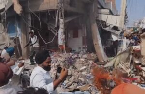 परविंदर झोटा हत्याकांड में बड़ा एक्शन, आरोपी के घर और मेडिकल स्टोर पर चला बुलडोजर परविंदर झोटा हत्याकांड के बाद मानसा में विरोध और बुलडोजर कार्रवाई