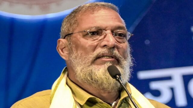 नाना पाटेकर की निजी जिंदगी और परिवार की जानकारी जिसमें पत्नी नीलकांति और बेटे मल्हार का जिक्र है