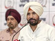 Punjab Congress Crisis: राजा वड़िंग ने दिया इस्तीफा, कौन बनेगा नया अध्यक्ष? रेस में ये बड़े नाम पंजाब कांग्रेस में विधानसभा चुनाव से कुछ महीने पहले बड़ा संगठनात्मक बदलाव सामने आया है। पंजाब प्रदेश कांग्रेस कमेटी (PPCC) के अध्यक्ष अमरिंदर सिंह राजा वड़िंग ने अपने पद से इस्तीफा दे दिया है। रिपोर्टों के मुताबिक कांग्रेस आलाकमान ने नेतृत्व में बदलाव का फैसला किया था, जिसके बाद वड़िंग ने इस्तीफा दिया। राजा वड़िंग अप्रैल 2022 में पंजाब कांग्रेस अध्यक्ष बने थे। अब उनके इस्तीफे के बाद पार्टी में नए प्रदेश अध्यक्ष को लेकर चर्चा तेज हो गई है। कांग्रेस के नए प्रदेश अध्यक्ष की घोषणा जल्द होने की संभावना जताई जा रही है। अंदरूनी खींचतान के बीच वड़िंग का इस्तीफा पंजाब कांग्रेस में पिछले कुछ समय से संगठनात्मक मतभेद और गुटीय खींचतान की खबरें सामने आती रही हैं। इसी बीच कांग्रेस नेतृत्व ने राज्य संगठन में बदलाव का फैसला किया। रिपोर्टों के अनुसार, पार्टी नेतृत्व की ओर से वड़िंग को पद बदलने के फैसले की जानकारी दिए जाने के बाद उन्होंने इस्तीफा दिया। यह बदलाव ऐसे समय में हुआ है जब पंजाब में 2027 विधानसभा चुनाव की तैयारियां शुरू हो चुकी हैं। नए प्रदेश अध्यक्ष के सामने संगठन को मजबूत करने और पार्टी की चुनावी तैयारियों को आगे बढ़ाने की जिम्मेदारी होगी। नए पंजाब कांग्रेस अध्यक्ष की रेस में कौन? राजा वड़िंग के इस्तीफे के बाद कई वरिष्ठ कांग्रेस नेताओं के नाम प्रदेश अध्यक्ष पद के लिए चर्चा में हैं। इनमें विजय इंदर सिंगला, परगट सिंह, सुखजिंदर सिंह रंधावा और चरणजीत सिंह चन्नी समेत अन्य नेताओं के नाम रिपोर्टों में सामने आए हैं। विजय इंदर सिंगला पूर्व मंत्री और कांग्रेस कार्यसमिति के सदस्य विजय इंदर सिंगला का नाम प्रमुख दावेदारों में बताया जा रहा है। हालिया रिपोर्टों में उन्हें इस पद के लिए सबसे प्रमुख नामों में रखा गया है। परगट सिंह जालंधर कैंट से विधायक परगट सिंह का नाम भी नए प्रदेश अध्यक्ष की संभावित सूची में शामिल है। रिपोर्टों के अनुसार, पार्टी नेतृत्व उनके नाम पर भी विचार कर रहा है। सुखजिंदर सिंह रंधावा गुरदासपुर से सांसद और पंजाब कांग्रेस के वरिष्ठ नेता सुखजिंदर सिंह रंधावा भी संभावित नामों में बताए जा रहे हैं। चरणजीत सिंह चन्नी पंजाब के पूर्व मुख्यमंत्री चरणजीत सिंह चन्नी का नाम भी चर्चा में है। पंजाब कांग्रेस के भीतर नेतृत्व और संगठन को लेकर पिछले महीनों में चन्नी से जुड़े घटनाक्रम भी चर्चा में रहे हैं। इसके अलावा गुरजीत सिंह औजला, सुखबिंदर सिंह सरकारिया और राणा केपी सिंह जैसे नेताओं के नाम भी अलग-अलग रिपोर्टों में संभावित दावेदारों के रूप में सामने आए हैं। कब होगा नए अध्यक्ष के नाम का ऐलान? ताजा रिपोर्टों में कांग्रेस के नए पंजाब अध्यक्ष के नाम की घोषणा जल्द किए जाने की बात कही गई है। कुछ रिपोर्टों में 2 अक्टूबर के आसपास घोषणा की संभावना जताई गई है, जबकि अन्य रिपोर्टों में अगले 24–48 घंटे में फैसला आने की बात कही गई है। इसलिए औपचारिक घोषणा तक इसे संभावित जानकारी के रूप में ही देखा जाना चाहिए। 2027 चुनाव से पहले बड़ा संगठनात्मक बदलाव पंजाब में अगले विधानसभा चुनाव 2027 में होने हैं। ऐसे में कांग्रेस के प्रदेश अध्यक्ष में बदलाव को पार्टी के संगठनात्मक पुनर्गठन के तौर पर देखा जा रहा है। नए अध्यक्ष के सामने पार्टी संगठन, वरिष्ठ नेताओं के बीच समन्वय और चुनावी तैयारियों से जुड़े कई अहम मुद्दे होंगे। अब सभी की नजर इस बात पर है कि कांग्रेस आलाकमान पंजाब की कमान किस नेता को सौंपता है।
