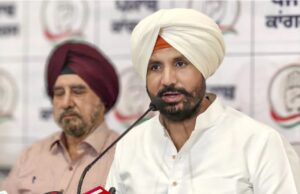 Punjab Congress Crisis: राजा वड़िंग ने दिया इस्तीफा, कौन बनेगा नया अध्यक्ष? रेस में ये बड़े नाम पंजाब कांग्रेस में विधानसभा चुनाव से कुछ महीने पहले बड़ा संगठनात्मक बदलाव सामने आया है। पंजाब प्रदेश कांग्रेस कमेटी (PPCC) के अध्यक्ष अमरिंदर सिंह राजा वड़िंग ने अपने पद से इस्तीफा दे दिया है। रिपोर्टों के मुताबिक कांग्रेस आलाकमान ने नेतृत्व में बदलाव का फैसला किया था, जिसके बाद वड़िंग ने इस्तीफा दिया। राजा वड़िंग अप्रैल 2022 में पंजाब कांग्रेस अध्यक्ष बने थे। अब उनके इस्तीफे के बाद पार्टी में नए प्रदेश अध्यक्ष को लेकर चर्चा तेज हो गई है। कांग्रेस के नए प्रदेश अध्यक्ष की घोषणा जल्द होने की संभावना जताई जा रही है। अंदरूनी खींचतान के बीच वड़िंग का इस्तीफा पंजाब कांग्रेस में पिछले कुछ समय से संगठनात्मक मतभेद और गुटीय खींचतान की खबरें सामने आती रही हैं। इसी बीच कांग्रेस नेतृत्व ने राज्य संगठन में बदलाव का फैसला किया। रिपोर्टों के अनुसार, पार्टी नेतृत्व की ओर से वड़िंग को पद बदलने के फैसले की जानकारी दिए जाने के बाद उन्होंने इस्तीफा दिया। यह बदलाव ऐसे समय में हुआ है जब पंजाब में 2027 विधानसभा चुनाव की तैयारियां शुरू हो चुकी हैं। नए प्रदेश अध्यक्ष के सामने संगठन को मजबूत करने और पार्टी की चुनावी तैयारियों को आगे बढ़ाने की जिम्मेदारी होगी। नए पंजाब कांग्रेस अध्यक्ष की रेस में कौन? राजा वड़िंग के इस्तीफे के बाद कई वरिष्ठ कांग्रेस नेताओं के नाम प्रदेश अध्यक्ष पद के लिए चर्चा में हैं। इनमें विजय इंदर सिंगला, परगट सिंह, सुखजिंदर सिंह रंधावा और चरणजीत सिंह चन्नी समेत अन्य नेताओं के नाम रिपोर्टों में सामने आए हैं। विजय इंदर सिंगला पूर्व मंत्री और कांग्रेस कार्यसमिति के सदस्य विजय इंदर सिंगला का नाम प्रमुख दावेदारों में बताया जा रहा है। हालिया रिपोर्टों में उन्हें इस पद के लिए सबसे प्रमुख नामों में रखा गया है। परगट सिंह जालंधर कैंट से विधायक परगट सिंह का नाम भी नए प्रदेश अध्यक्ष की संभावित सूची में शामिल है। रिपोर्टों के अनुसार, पार्टी नेतृत्व उनके नाम पर भी विचार कर रहा है। सुखजिंदर सिंह रंधावा गुरदासपुर से सांसद और पंजाब कांग्रेस के वरिष्ठ नेता सुखजिंदर सिंह रंधावा भी संभावित नामों में बताए जा रहे हैं। चरणजीत सिंह चन्नी पंजाब के पूर्व मुख्यमंत्री चरणजीत सिंह चन्नी का नाम भी चर्चा में है। पंजाब कांग्रेस के भीतर नेतृत्व और संगठन को लेकर पिछले महीनों में चन्नी से जुड़े घटनाक्रम भी चर्चा में रहे हैं। इसके अलावा गुरजीत सिंह औजला, सुखबिंदर सिंह सरकारिया और राणा केपी सिंह जैसे नेताओं के नाम भी अलग-अलग रिपोर्टों में संभावित दावेदारों के रूप में सामने आए हैं। कब होगा नए अध्यक्ष के नाम का ऐलान? ताजा रिपोर्टों में कांग्रेस के नए पंजाब अध्यक्ष के नाम की घोषणा जल्द किए जाने की बात कही गई है। कुछ रिपोर्टों में 2 अक्टूबर के आसपास घोषणा की संभावना जताई गई है, जबकि अन्य रिपोर्टों में अगले 24–48 घंटे में फैसला आने की बात कही गई है। इसलिए औपचारिक घोषणा तक इसे संभावित जानकारी के रूप में ही देखा जाना चाहिए। 2027 चुनाव से पहले बड़ा संगठनात्मक बदलाव पंजाब में अगले विधानसभा चुनाव 2027 में होने हैं। ऐसे में कांग्रेस के प्रदेश अध्यक्ष में बदलाव को पार्टी के संगठनात्मक पुनर्गठन के तौर पर देखा जा रहा है। नए अध्यक्ष के सामने पार्टी संगठन, वरिष्ठ नेताओं के बीच समन्वय और चुनावी तैयारियों से जुड़े कई अहम मुद्दे होंगे। अब सभी की नजर इस बात पर है कि कांग्रेस आलाकमान पंजाब की कमान किस नेता को सौंपता है।