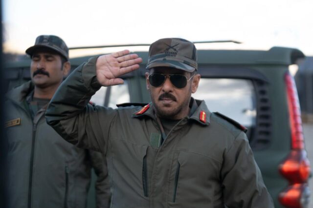 जय हिंद गाने में फौजी की वर्दी में सलमान खान और मातृभूमि फिल्म का दृश्य जय हिंद गाने में फौजी की वर्दी में सलमान खान और मातृभूमि फिल्म का दृश्य