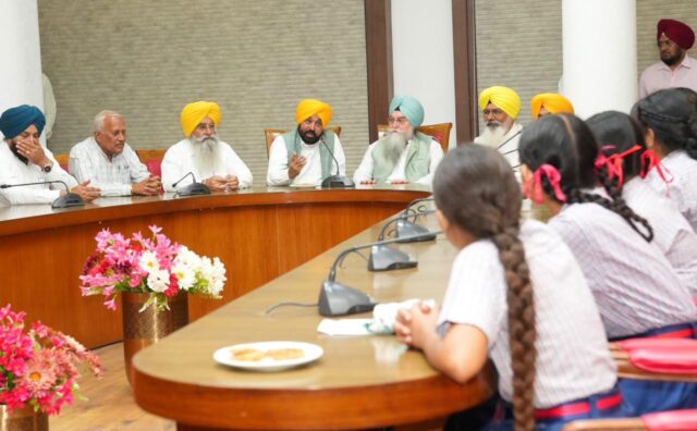 पंजाब विधानसभा में विद्यार्थियों से बातचीत करते मुख्यमंत्री भगवंत मान पंजाब विधानसभा में विद्यार्थियों से बातचीत करते मुख्यमंत्री भगवंत मान