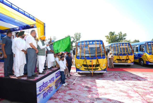 मुख्यमंत्री भगवंत मान 100 नई मिनी बसों को हरी झंडी दिखाते हुए मुख्यमंत्री भगवंत मान 100 नई मिनी बसों को हरी झंडी दिखाते हुए