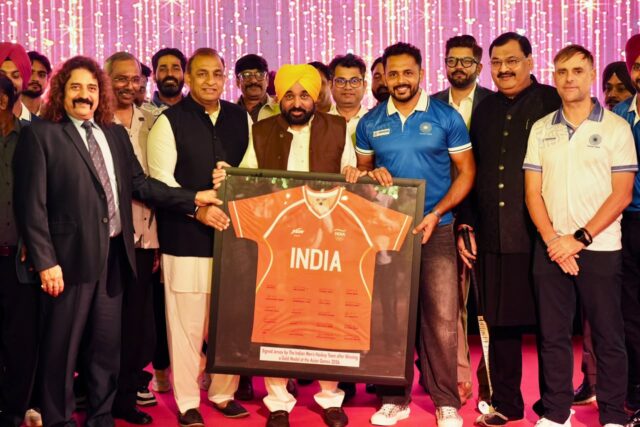 मुख्यमंत्री भगवंत मान Asian Champions Trophy में भाग लेने वाली टीमों का स्वागत करते हुए