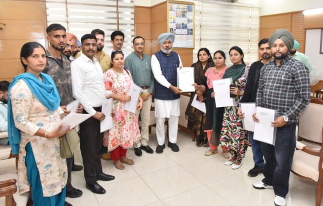 हरपाल सिंह चीमा पंजाब परिवहन विभाग में अनुकंपा के आधार पर चयनित 9 उम्मीदवारों को नियुक्ति पत्र सौंपते हुए