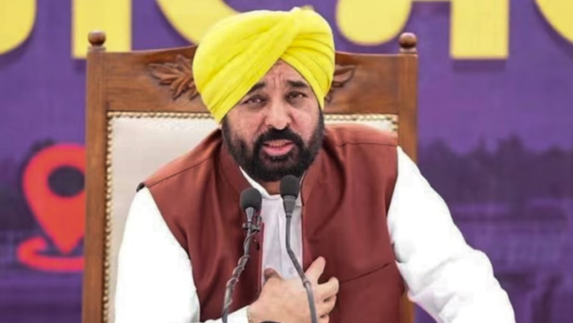 फ्रांस दौरे से लौटने के बाद भगवंत मान को दिल्ली एयरपोर्ट पर रोके जाने के AAP के दावे से जुड़ी खबर। फ्रांस दौरे से लौटने के बाद भगवंत मान को दिल्ली एयरपोर्ट पर रोके जाने के AAP के दावे से जुड़ी खबर।