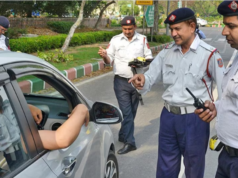दिल्ली में ट्रैफिक को लेकर अलर्ट! 30 रास्तों पर डायवर्जन,कनॉट प्लेस से जंतर-मंतर तक रहें सतर्क, घर से निकलने से पहले पढ़ें जरूरी जानकारी दिल्ली में ट्रैफिक डायवर्जन के दौरान सड़क पर वाहनों और यातायात पुलिस की व्यवस्था