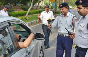 दिल्ली में ट्रैफिक को लेकर अलर्ट! 30 रास्तों पर डायवर्जन,कनॉट प्लेस से जंतर-मंतर तक रहें सतर्क, घर से निकलने से पहले पढ़ें जरूरी जानकारी दिल्ली में ट्रैफिक डायवर्जन के दौरान सड़क पर वाहनों और यातायात पुलिस की व्यवस्था