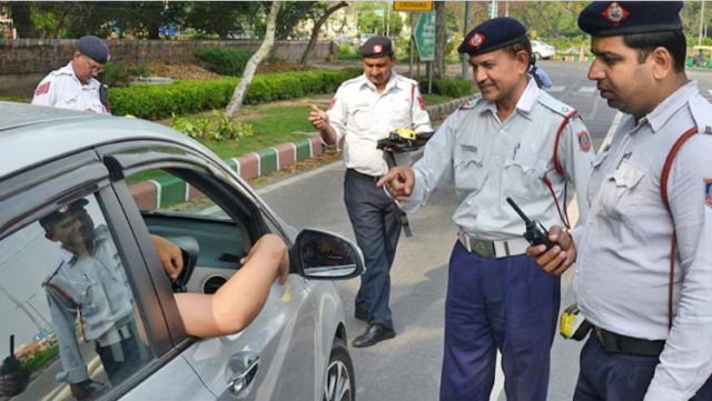 दिल्ली में ट्रैफिक डायवर्जन के दौरान सड़क पर वाहनों और यातायात पुलिस की व्यवस्था