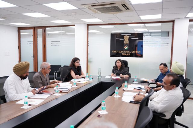 पंजाब की मुख्य निर्वाचन अधिकारी अनिंदिता मित्रा की राजनीतिक दलों के प्रतिनिधियों के साथ बैठक
