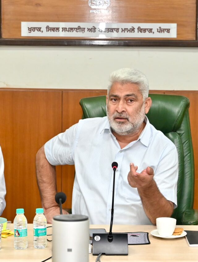 पंजाब में धान खरीद और मंडियों की व्यवस्था की समीक्षा करते खाद्य मंत्री लाल चंद कटारूचक्क