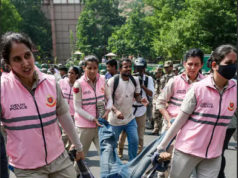 प्रदर्शन करना मौलिक अधिकार, फिर पुलिस की अनुमति क्यों जरूरी? पुलिस प्रदर्शन से उठा ले तो क्या करें? जानिए कानून क्या कहता है प्रदर्शन के दौरान पुलिस हिरासत और औपचारिक गिरफ्तारी में अंतर समझाते कानूनी अधिकार