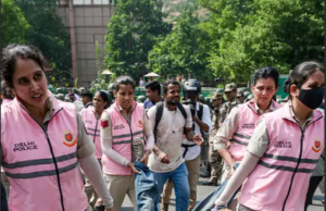 कल फिर जंतर-मंतर मार्च, अभिजीत दीपके समेत नेताओं की हिरासत के बाद बढ़ा विवाद , मेट्रो सेवाओं के मामले में SC की सुनवाई प्रदर्शन के दौरान पुलिस हिरासत और औपचारिक गिरफ्तारी में अंतर समझाते कानूनी अधिकार