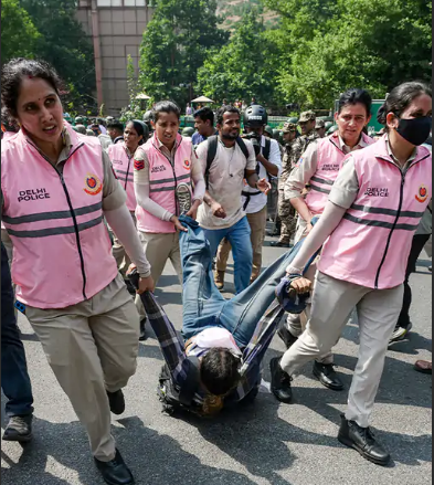 पुलिस हिरासत में क्या करें? जानिए गिरफ्तारी के नियम प्रदर्शन के दौरान पुलिस हिरासत और औपचारिक गिरफ्तारी में अंतर समझाते कानूनी अधिकार