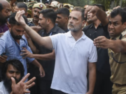 जंतर-मंतर पर प्रदर्शन को लेकर विपक्ष की नई रणनीति, राहुल गांधी बोले- 24 घंटे में आंदोलन के लिए रहें तैयार जंतर-मंतर पर प्रदर्शन के अधिकार और राहुल गांधी की विपक्षी नेताओं के साथ बैठक से संबंधित समाचार